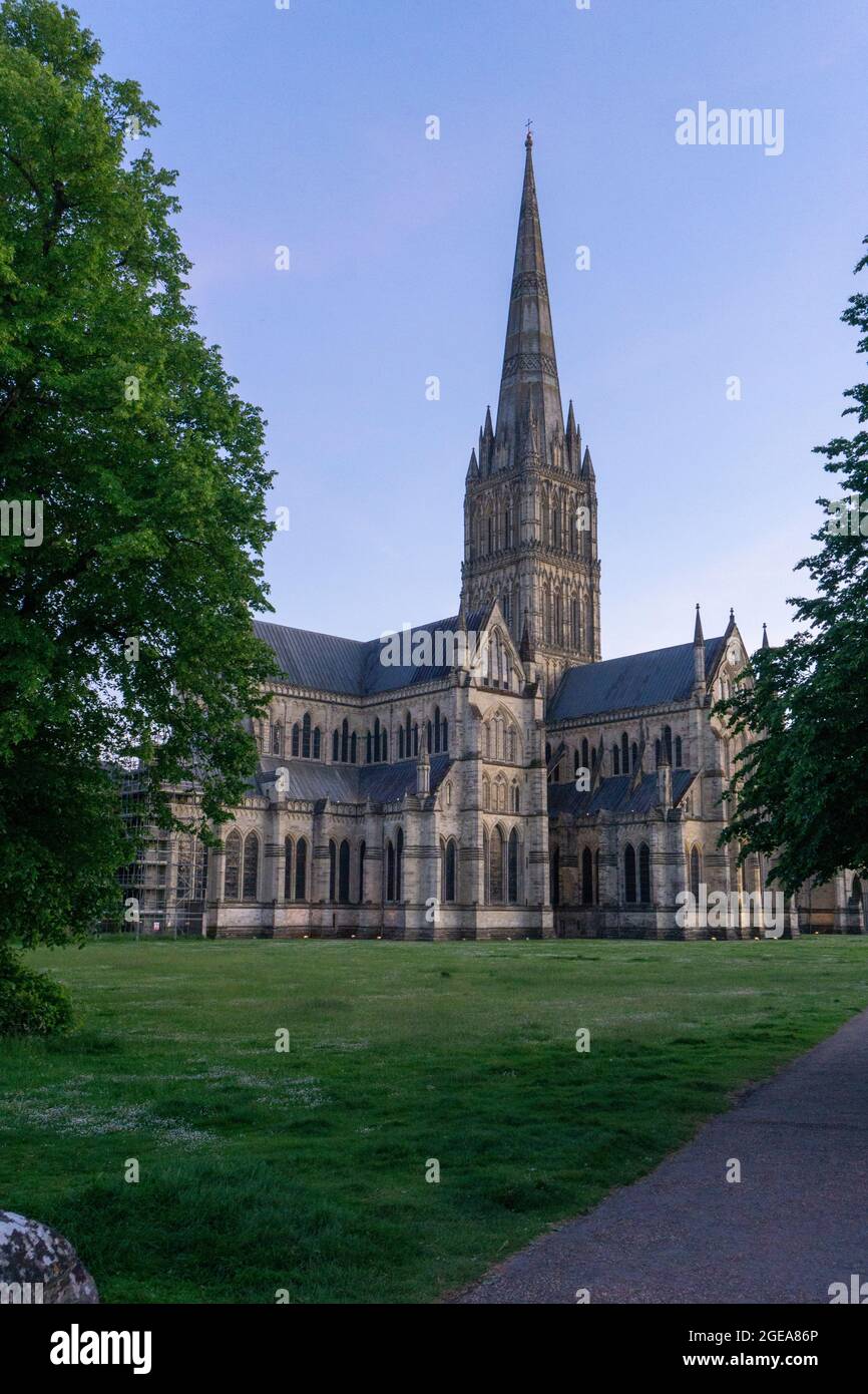 Abenddämmerung in der Salisbury Cathedral, Wiltshire, Großbritannien Stockfoto