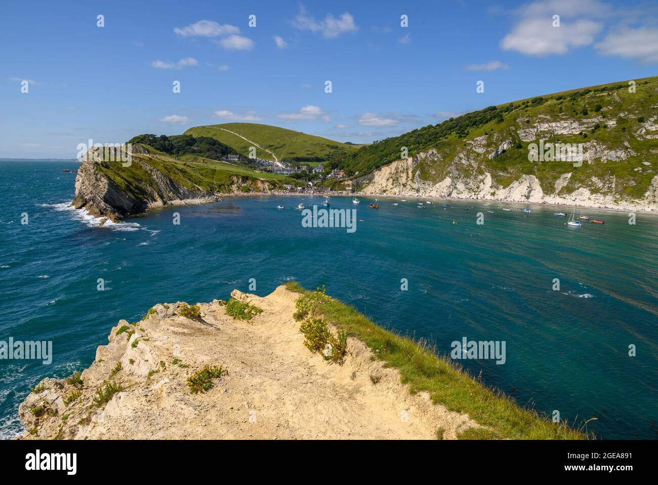 Lulworth Cove, West Lulworth, Dorset, Großbritannien, von der Landzunge von Pepler Point an der Ostseite der Bucht aus gesehen Stockfoto