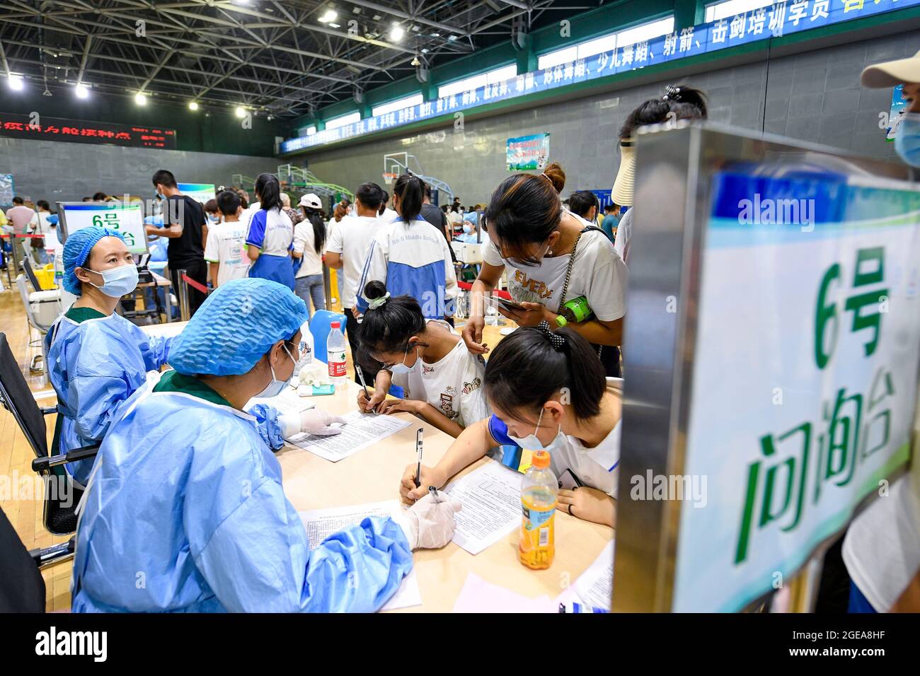 Yinchuan, Chinas Autonome Region Ningxia Hui. August 2021. Studenten melden sich für eine Impfung an einer Impfstelle in Yinchuan, der Hauptstadt der autonomen Region Ningxia Hui im Nordwesten Chinas, am 18. August 2021 an. Ningxia begann am Mittwoch, Jugendlichen im Alter zwischen 12 und 14 Jahren Impfstoffe zu verabreichen. Quelle: Feng Kaihua/Xinhua/Alamy Live News Stockfoto