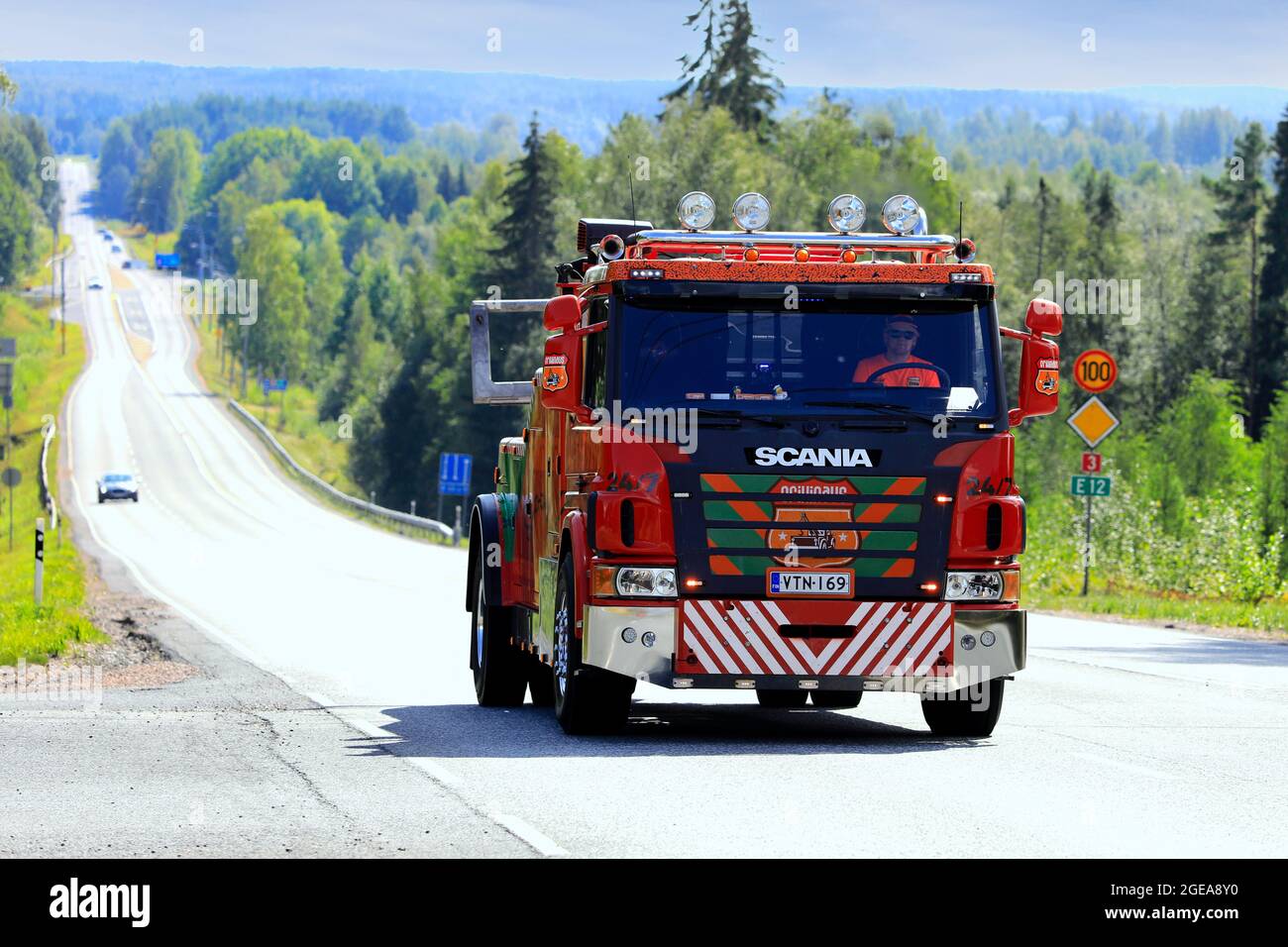 Scania Abschleppwagen Erihinaus fährt auf der Autobahn 3 am Tag des LKW-Konvois zur Power Truck Show 2021. Ikaalinen, Finnland. 12. August 2021. Stockfoto