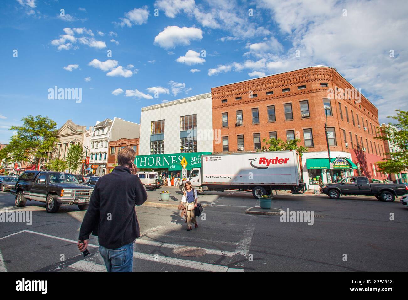 Mann überquert eine geschäftige Straße im Stadtzentrum von Northampton, Massachusetts Stockfoto
