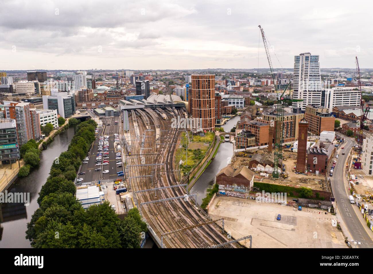 LEEDS, GROSSBRITANNIEN - 14. AUGUST 2021. Eine Luftaufnahme des Stadtzentrums von Leeds und des Bahnhofs. Stockfoto