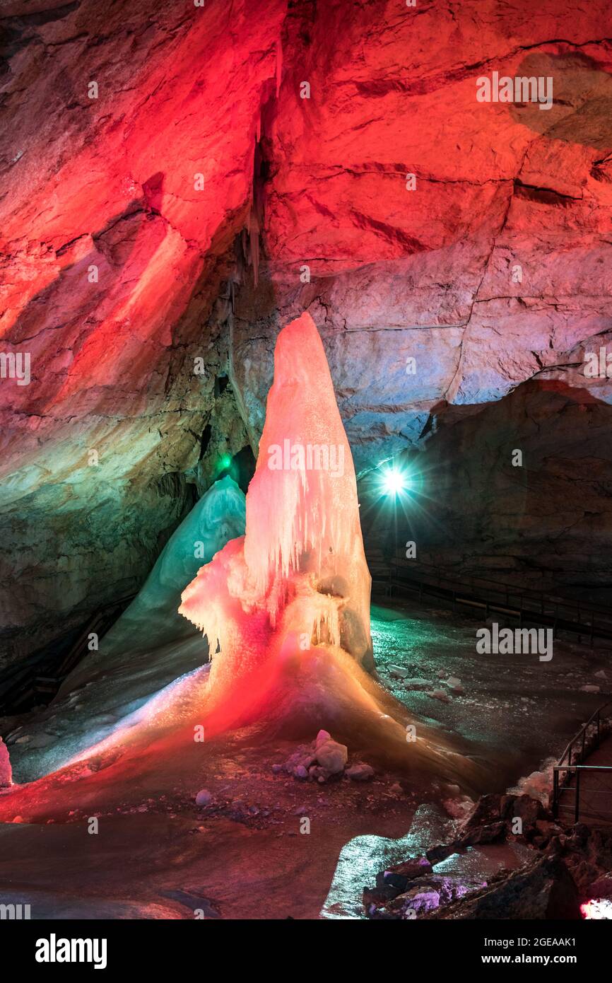 Eisformationen in der riesigen Eishöhle Stockfoto