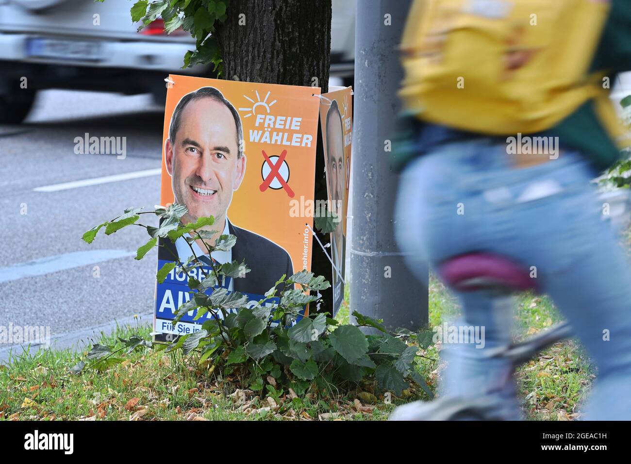 Wahlplakat von Hubert Aiwanger/Freie Wähler zur Bundestagswahl 2021 am Straßenrand in München am 17. August 2021. In den Bundestag gewählt werden wollen. Stockfoto