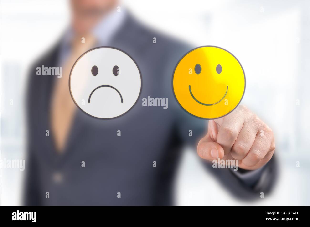 Nahaufnahme Kundenhand wählen Smiley Face Symbol. Businessman Hand zeigt das Optimist-Symbol vom Bildschirm als positives Feedback-Konzept. Service-Bewertung, Stockfoto