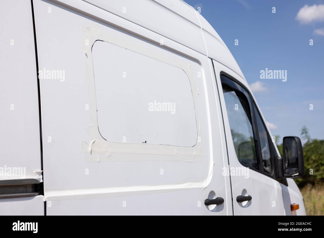 Seitenwand eines Transporters mit einem markierten Bereich für ein Fenster Stockfoto