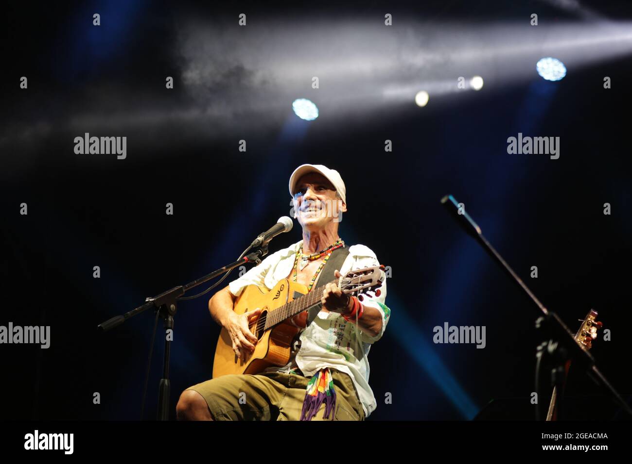 21. JULI 2021 - GENUA, ITALIEN: Manu Chao und seine Musiker spielen live beim Goa-Boa Festival 2021 in der Arena del Mare di Porto Antico in Genua Stockfoto