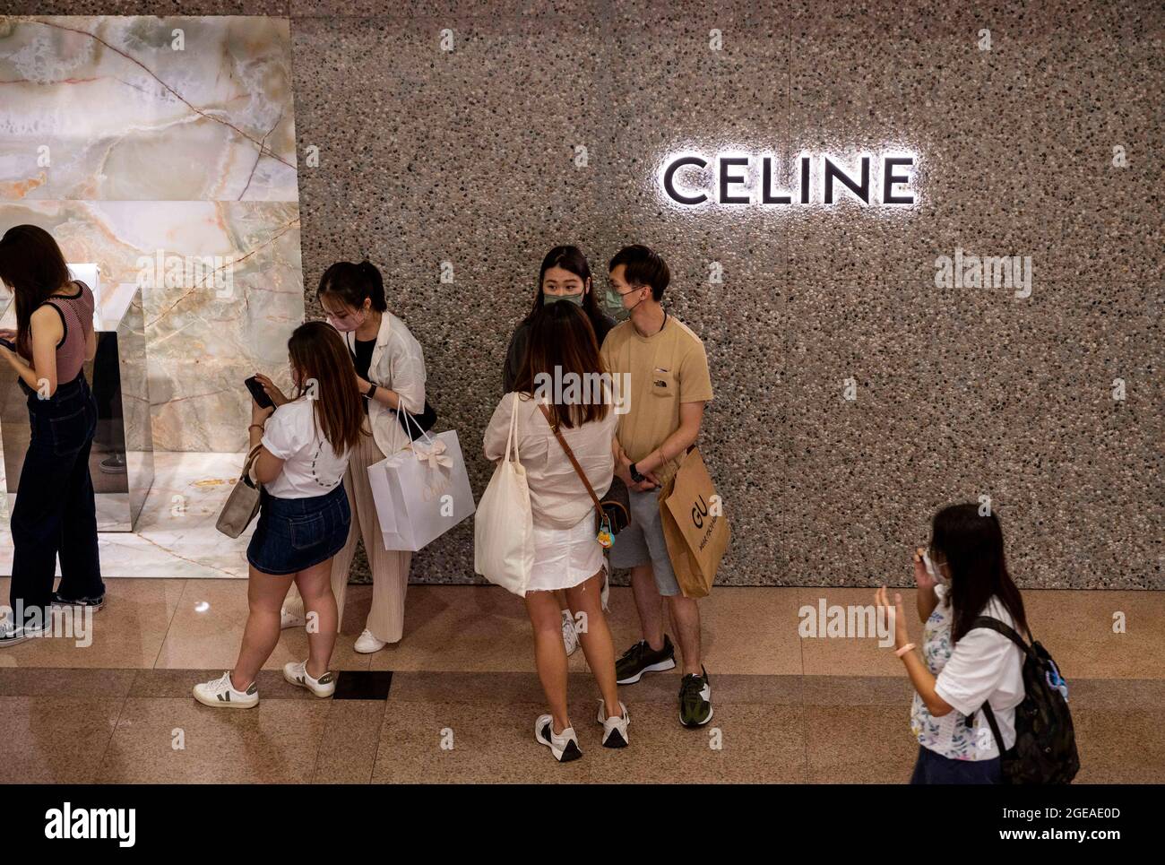 Hongkong, China. August 2021. Vor dem Geschäft der französischen Luxusmode-Marke Celine in Hongkong stehen die Käufer Schlange. (Bild: © Budrul Chukrut/SOPA Images via ZUMA Press Wire) Stockfoto