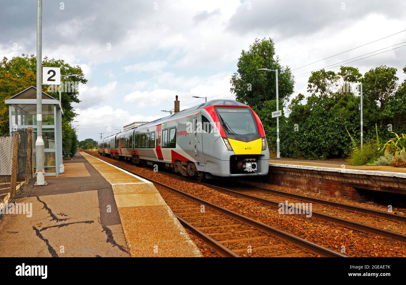 Ein Blick auf den britischen Zug der Klasse 755 hielt am Bahnhof Salhouse auf der Bittern-Linie in Salhouse, Norfolk, England, Großbritannien. Stockfoto