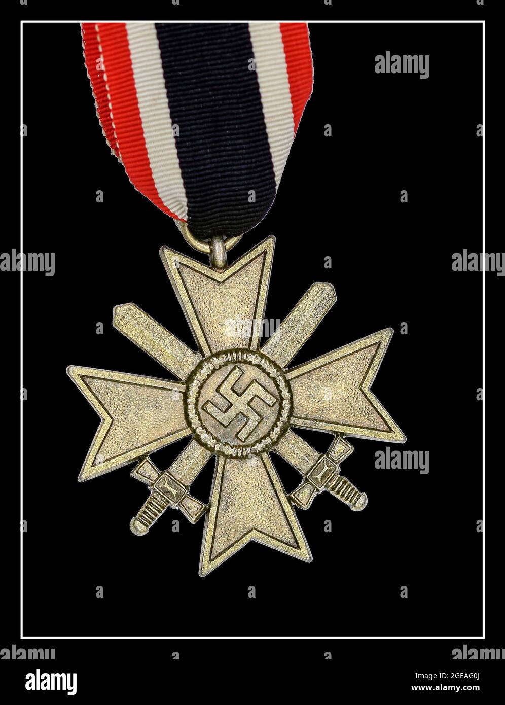 NAZI-DEUTSCHLAND-MEDAILLE : Kriegsverdienstkreuz (1939) mit Kreuzschwertern. Es war eine Dekoration von Nazi-Deutschland während des Zweiten Weltkriegs, die an Militärpersonal und Zivilisten gleichermaßen vergeben werden konnte. Stockfoto