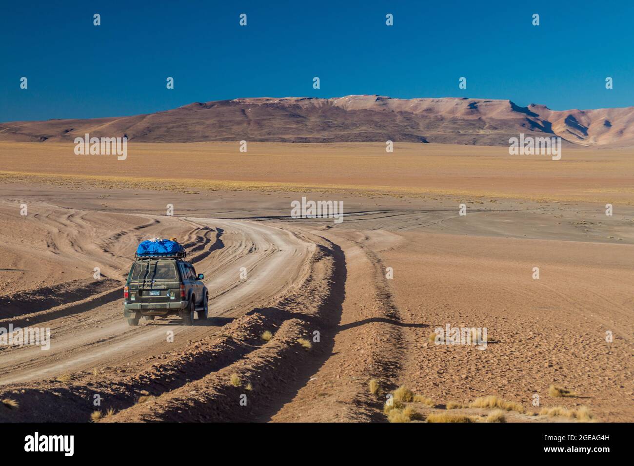 SÜDWESTEN BOLIVIENS - 15. APRIL 2015: 4WD-Fahrzeuge transportieren eine Gruppe von Touristen auf der beliebten Tour durch den Salar de Uyuni. Stockfoto