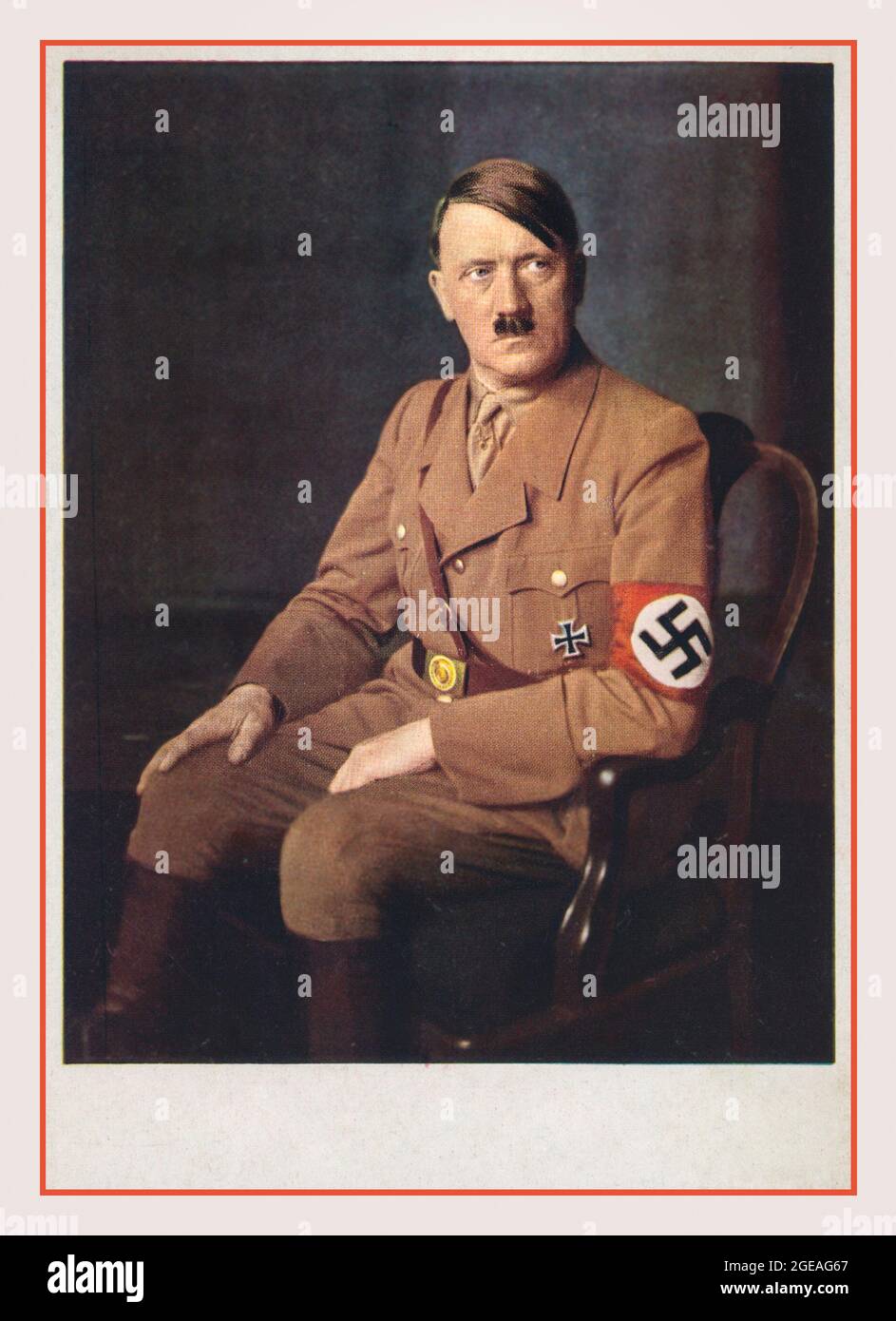 Vintage Adolf Hitler Studio Portrait formell in Militäruniform mit Hakenkreuz-Armband sitzend Propaganda Wahl Poster Karte 1930er Nazi-Deutschland Stockfoto