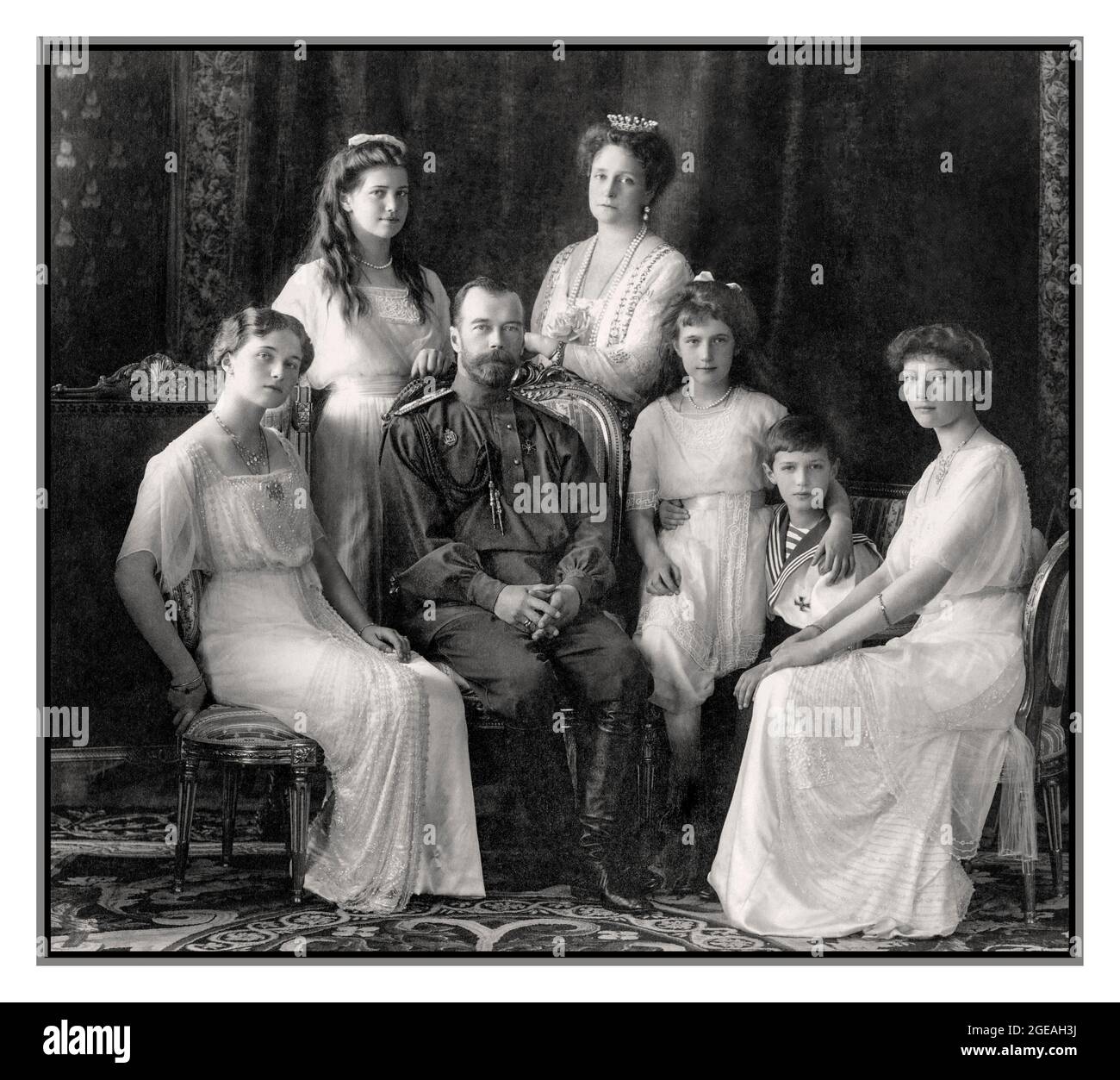 ROMANOW Zar Nikolaus II. Von Russland und RUSSISCHE KAISERFAMILIE ROMANOW Familie Vintage Gruppe formelles Porträt (von links nach rechts): Olga, Maria, Nikolaus II., Alexandra Fjodorovna, Anastasia, Alexei und Tatiana. Livadiya, 1913. Porträt der Familie Zar Romanov vom Levitsky Studio, Livadiya. Bild reverarbeitet retuschiert und verbessert, um ursprüngliche Qualität zu offenbaren, St. Petersburg, Russland. Imperial Family 1913 auch W4H44B Stockfoto