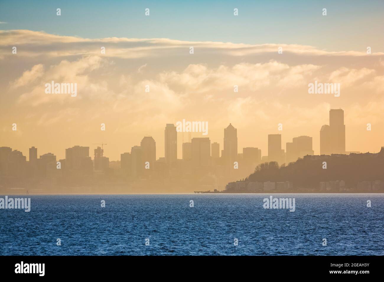 Nebliger Morgen, der Elliot Bay of Puget Sound überquert und Seattle mit der Washington State Ferry von Bremerton, Washington State, USA, erreicht Stockfoto