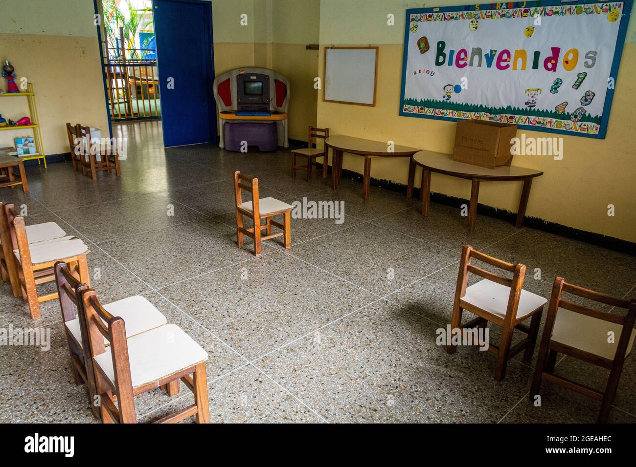 Leere Klassenräume. Seit Beginn der Pandemie im März 2020 sind alle Grundschulen, Gymnasien und Universitäten geschlossen. Die meisten von ihnen Stockfoto