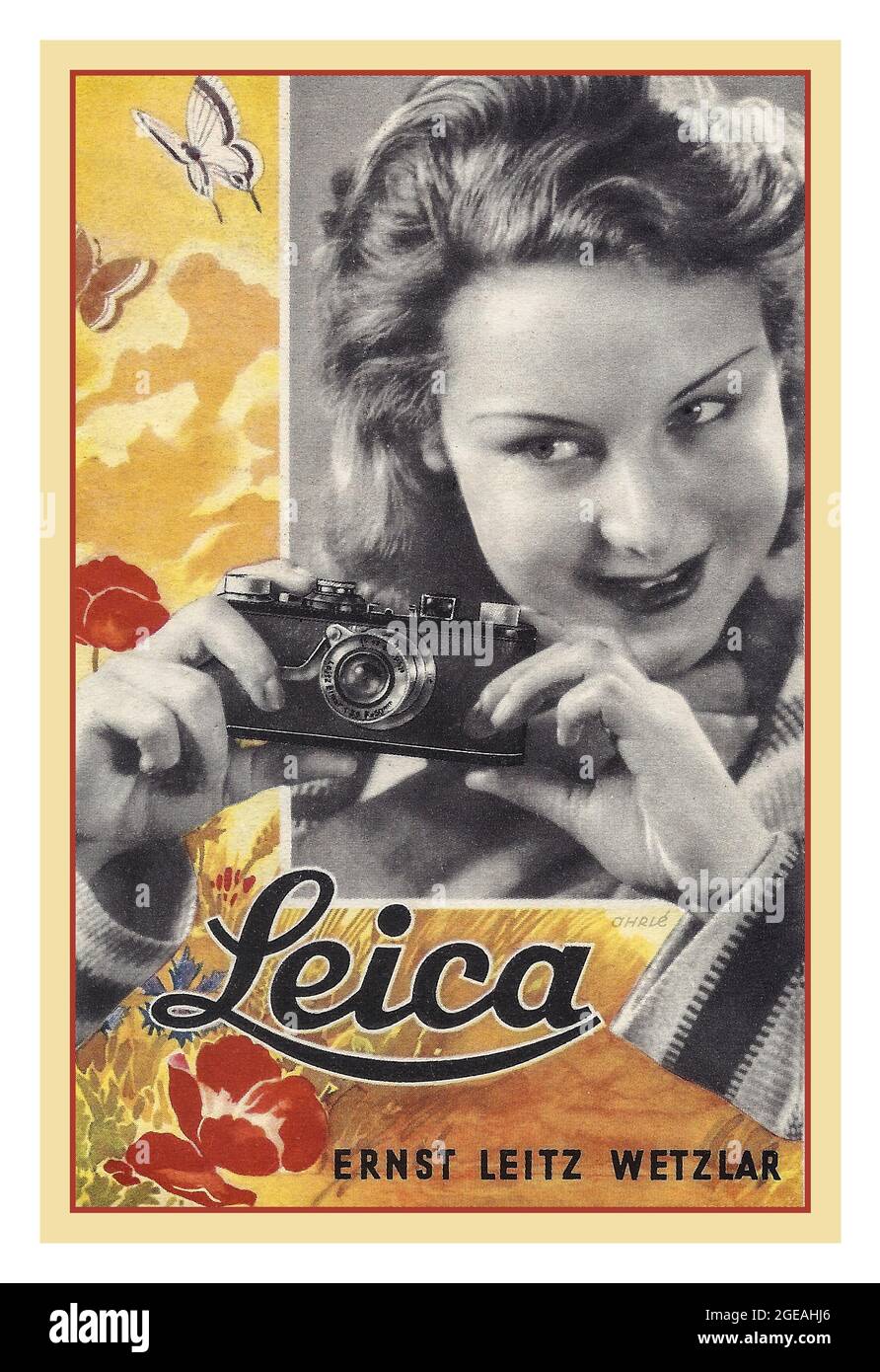 Altes PLAKAT MIT DER LEICA 1 (A), einem frühen 35-mm-Fotodruck, auf dem eine attraktive Dame mit der ursprünglichen revolutionären deutschen 35-mm-Kamera aus den 1920er Jahren von Ernst Leitz in Wetzlar zu sehen ist. Die Leica 1(A) war die erste kommerziell erhältliche Leica 35mm-Kamera. Die Leica, entworfen von Oscar Barnack, wurde 1924 angekündigt und 1925 erstmals an die Öffentlichkeit verkauft. Die Leica war ein sofortiger Erfolg und verantwortlich für die Popularisierung der 35mm-Filmfotografie. Stockfoto