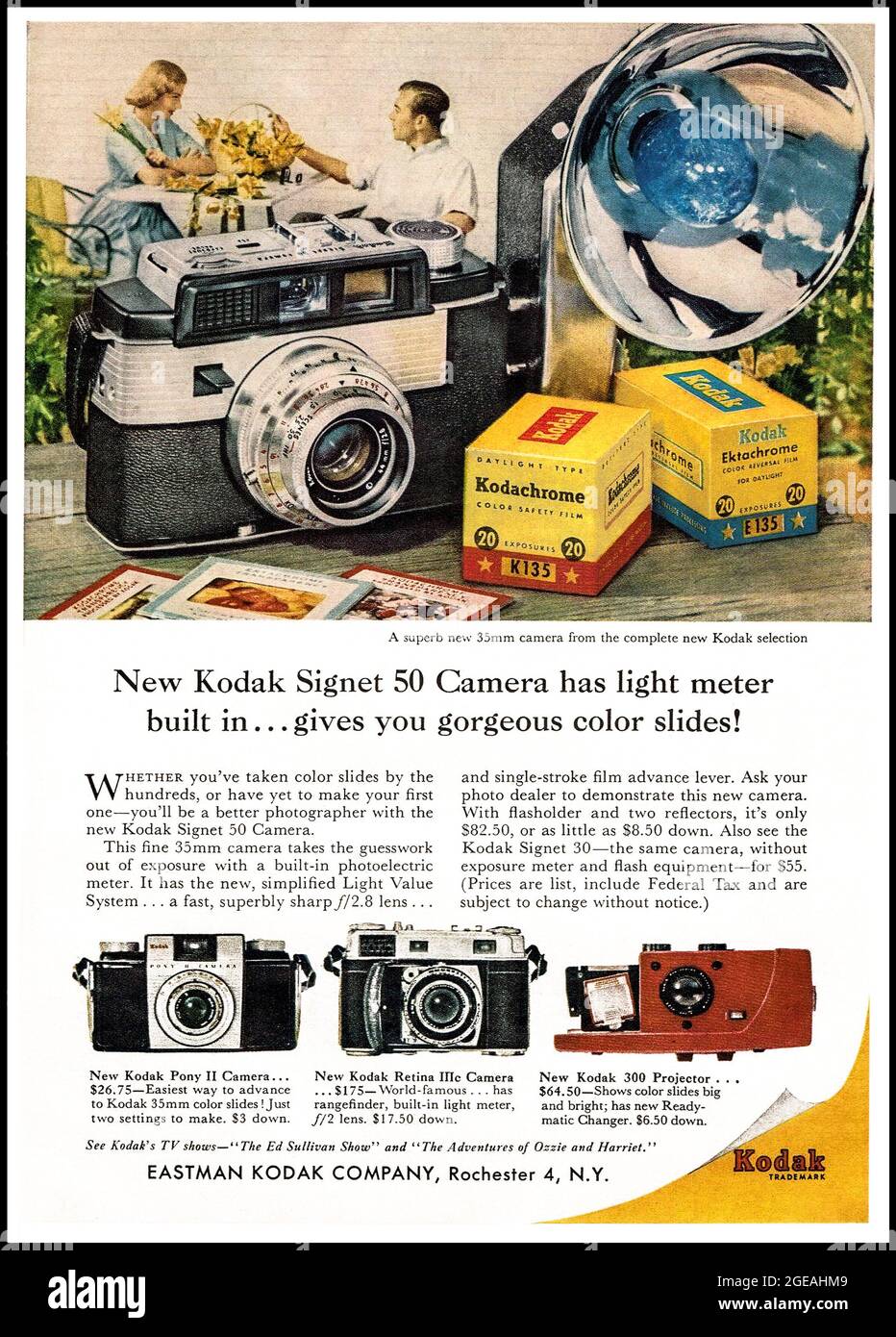 Das Kodak Signet 50 Archiv USA Pressewerbung 1957 ist eine 35-mm-Sucher-Kamera mit 44-mm-Objektiv. Die Signet 50 ist, wie viele der amerikanischen Kodak Kameras der Zeit, einfach zu bedienen. Die Bedienelemente sind geradlinig und der Sucher hell. Die EKTANAR-Linse mit Frontelement-Fokussierung besteht zwar nur aus 3 Elementen, kann aber gute Ergebnisse erzielen. Dies liegt daran, dass es mindestens ein Thoriumoxid enthaltendes Element hat, das eine hohe Refraktivität und eine geringe Dispersion hat. Kodachrome- und Ektachrome-35-mm-Diafilm werden vorgestellt Stockfoto