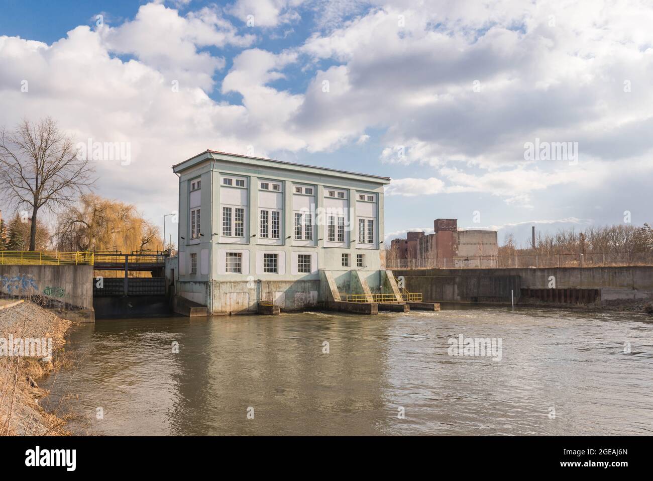 Historisches Wasserkraftwerk am Fluss Bóbr in der Stadt Zagan in Polen. Stockfoto