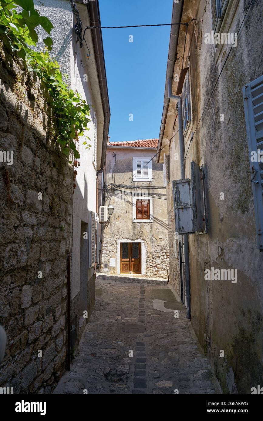 Verlassene Gasse in der historischen Altstadt von Krk auf der Insel Krk in Kroatien Stockfoto