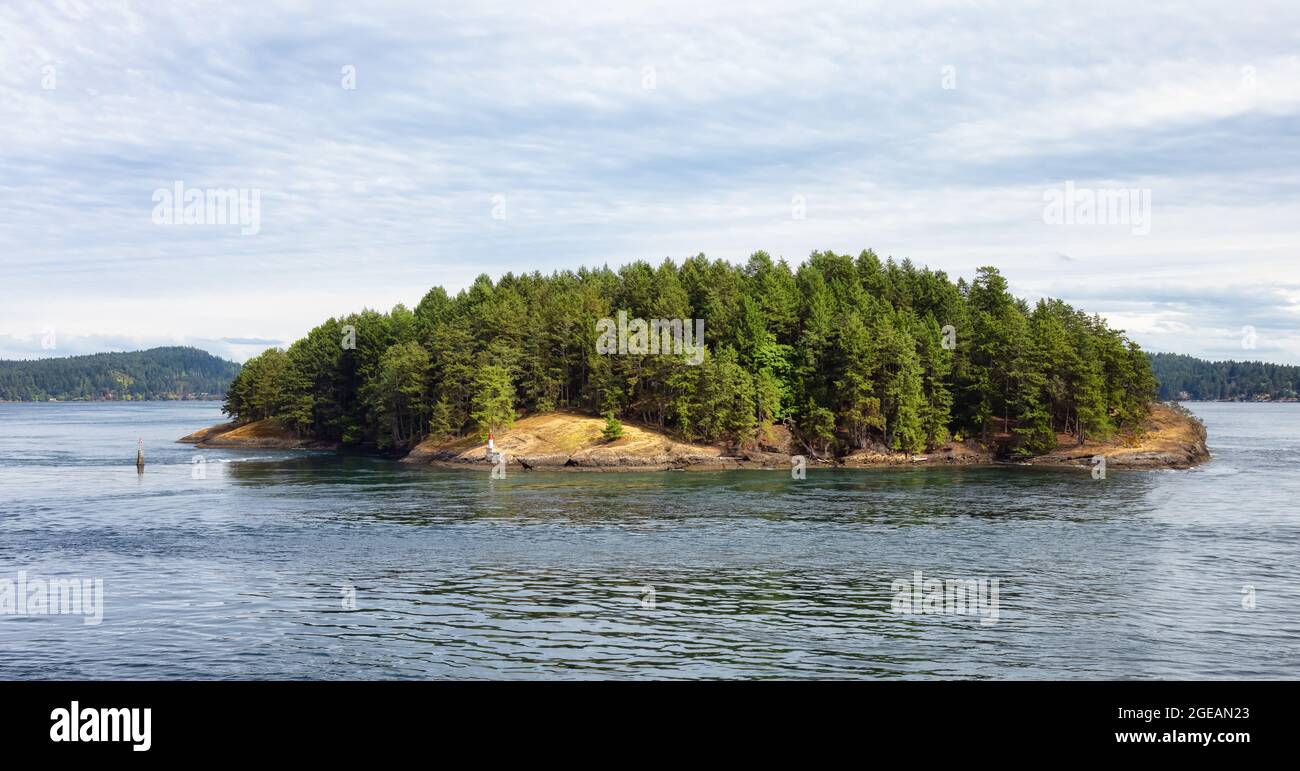Blick auf die wunderschönen Gulf Islands an einem sonnigen Tag. Stockfoto
