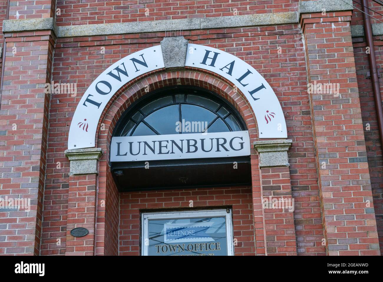 Lunenburg, Nova Scotia, Kanada - 12. August 2021: Fassade des Rathauses von Lunenburg Stockfoto