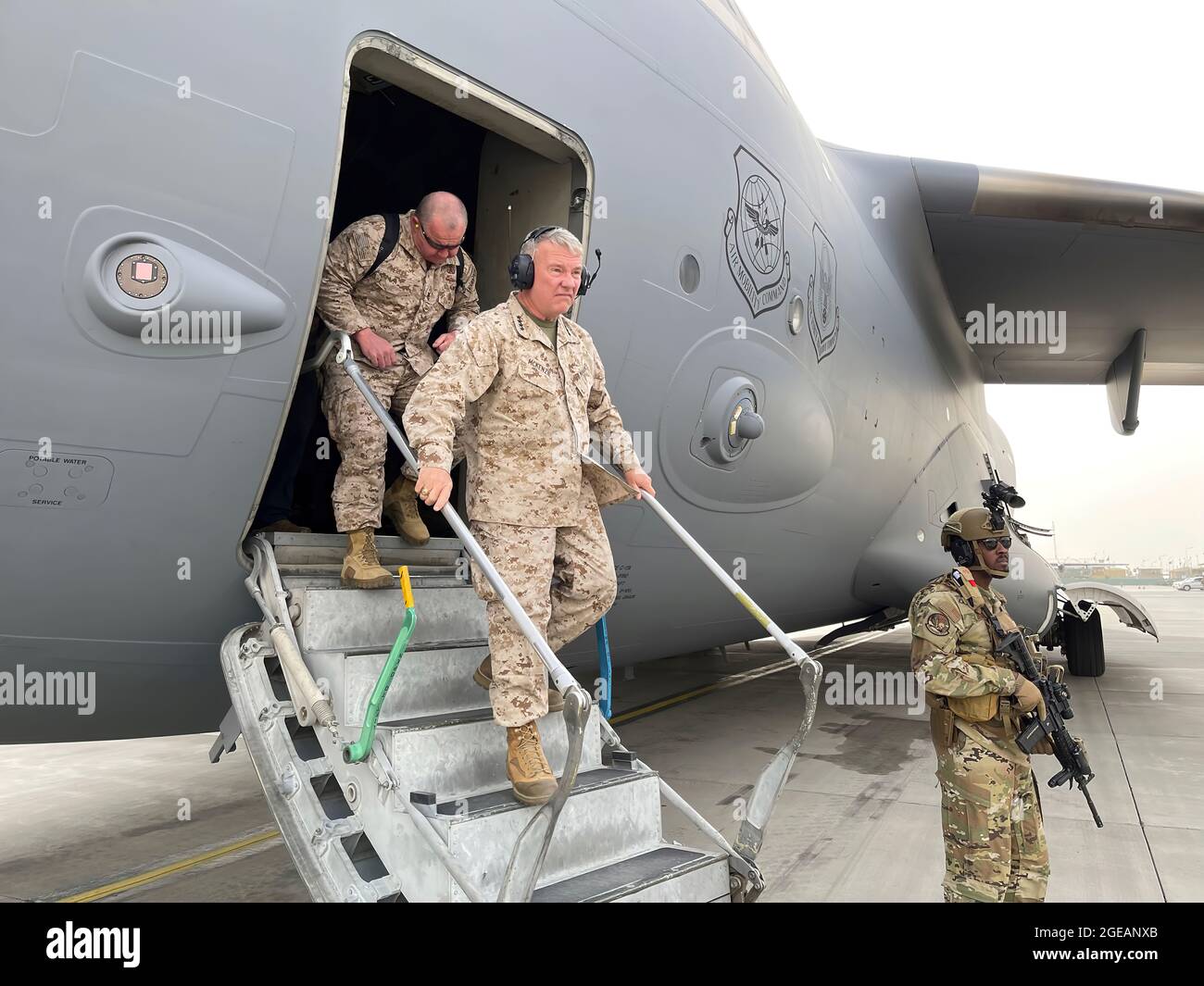 Am 17. August 2021 trifft der General Frank McKenzie, der Kommandeur des US Central Command, auf dem Hamid Karzai International Airport in Afghanistan ein. (USA Navy Foto von Capt. William Urban) Stockfoto