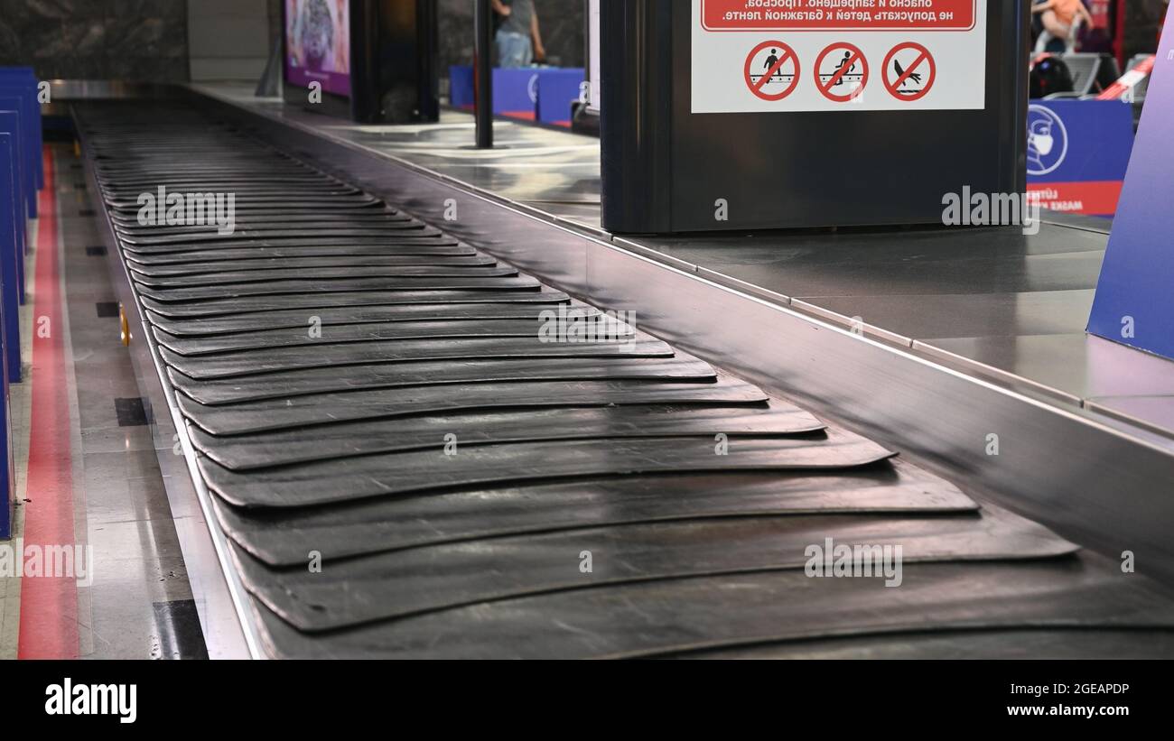 Leeren Sie den Koffer oder das Gepäck mit dem Förderband am Flughafen Stockfoto