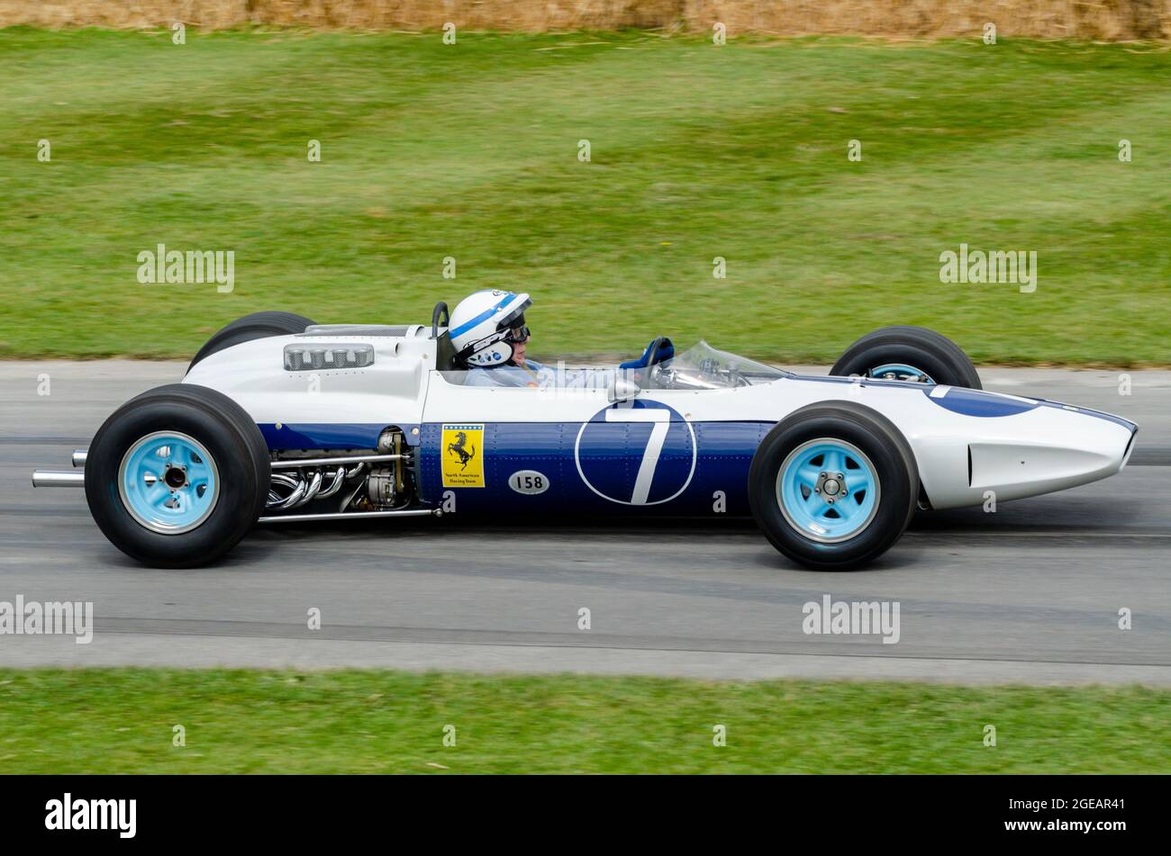 John Surtees fuhr 2014 beim Goodwood Festival of Speed einen Ferrari 158 Grand Prix-Rennwagen Stockfoto