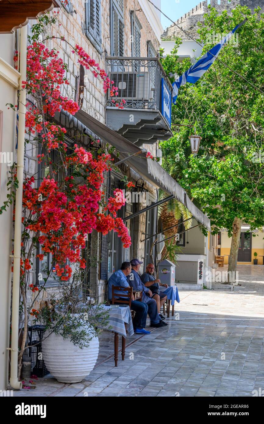 Eine schattige Taverne in der Platia Syndagmatos, dem Hauptplatz in der Altstadt von Nafplio;, Griechenlands erste Hauptstadt nach der Unabhängigkeit, Argolid, Peloponnes Stockfoto