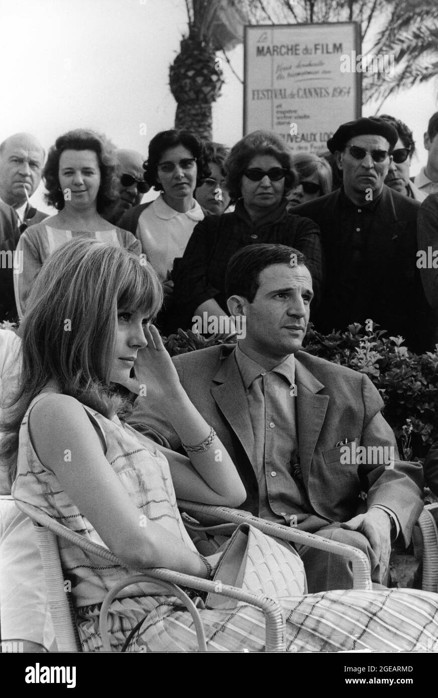 FRANCOISE DORLEAC und Regisseur FRANCOIS TRUFFAUT beim Filmfestival von Cannes im Mai 1964 für die Mit der Vorführung ihres neuen Films LA PEAU DOUCE aka THE SOFT SKIN 1964 Regisseur FRANCOIS TRUFFAUT Originalszenario Francois Truffaut Und Jean-Louis Richard Musik Georges Delerue Les Films du Carrosse / Societe d'Exploitation et de Distribution de Films (SEDIF) / Simar Films Stockfoto