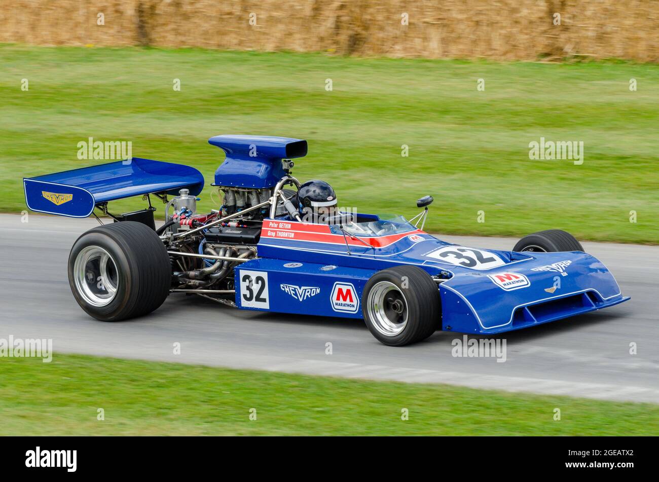 1972 Chevron B24 Formel-5000-Rennwagen beim Goodwood Festival of Speed-Rennsport-Event 2014, der den Bergaufstieg hinauffährt Stockfoto