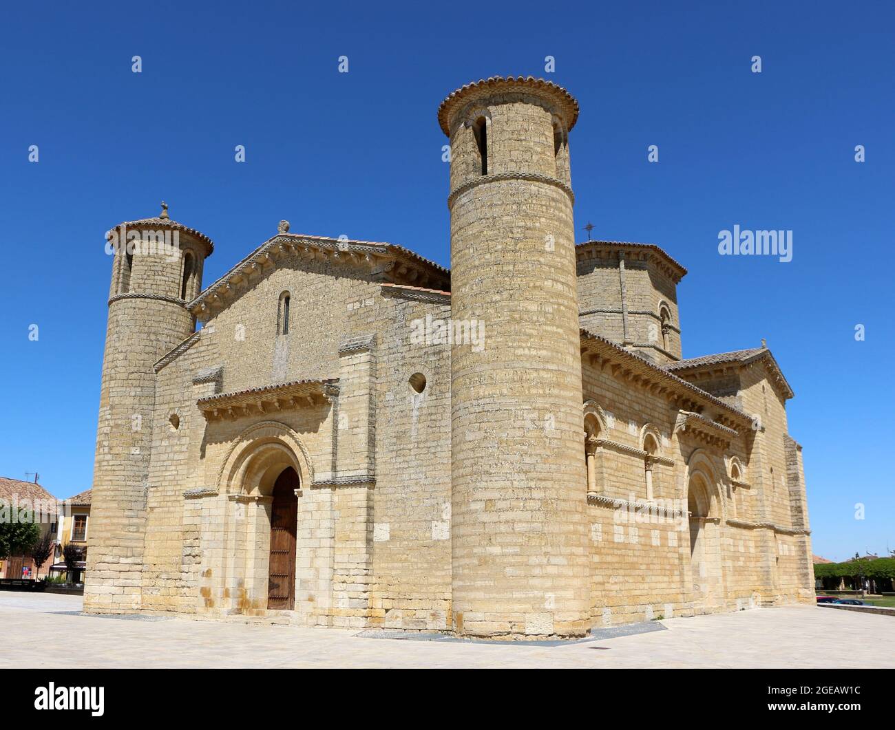 Außenansicht der Kirche des Heiligen Martin von Tours Fromista Palencia aus dem 11. Jahrhundert, Spanien Stockfoto