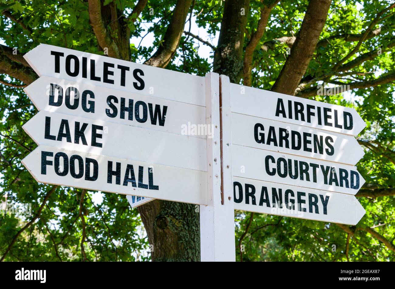 Heveningham Hall County Fair, Landmesse. Schild mit Sehenswürdigkeiten und Einrichtungen. Toiletten, Hundeausstellung, See, Nahrungshalle, Flugplatz, Gärten Stockfoto