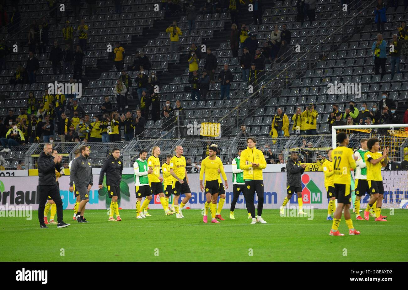 Dortmund, Deutschland. August 2021. Team DO dankt den Fans, Fußball-Supercup-Finale, Borussia Dortmund (DO) - FC Bayern München (M) 1: 3, am 08/17/2021 in Dortmund/Deutschland. Die DFL-Bestimmungen von #verbieten die Verwendung von Fotos als Bildsequenzen und/oder quasi-Video # Â Credit: dpa/Alamy Live News Stockfoto