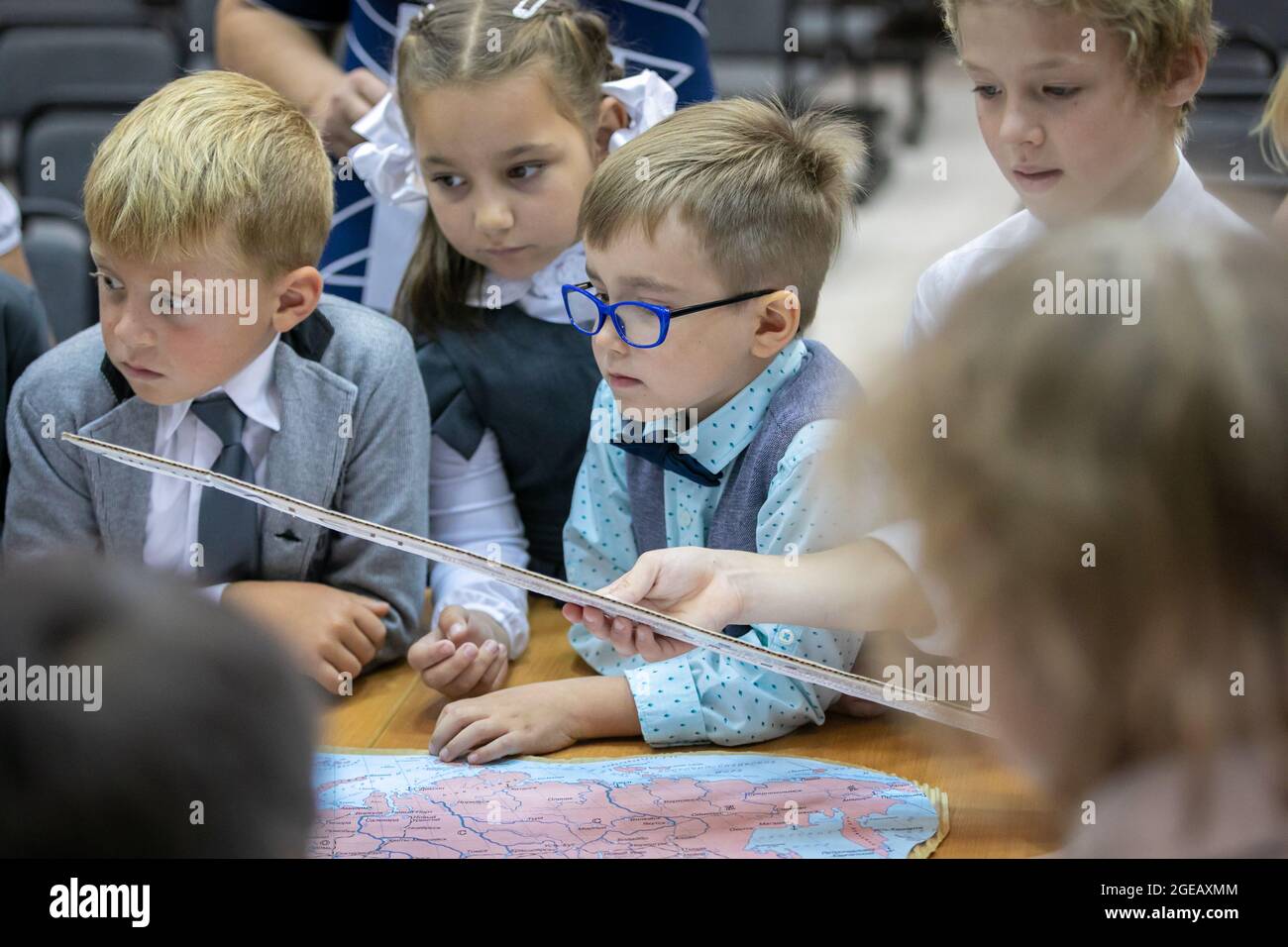Ein Erstklassler Mit Brille Untersucht In Der Lektion Eine Karte September Schule Erste Klasse Moskau Russland 2 September 2019 Stockfotografie Alamy