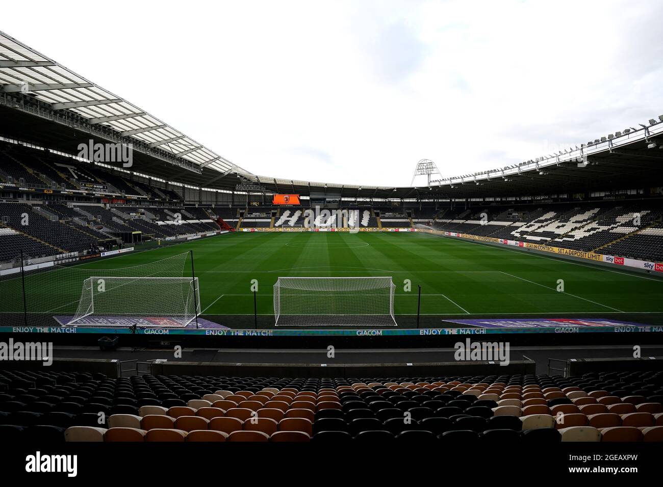 Allgemeiner Blick vom Inneren des Stadions vor dem Sky Bet Championship-Spiel im MKM-Stadion, Hull. Bilddatum: Mittwoch, 18. August 2021. Stockfoto