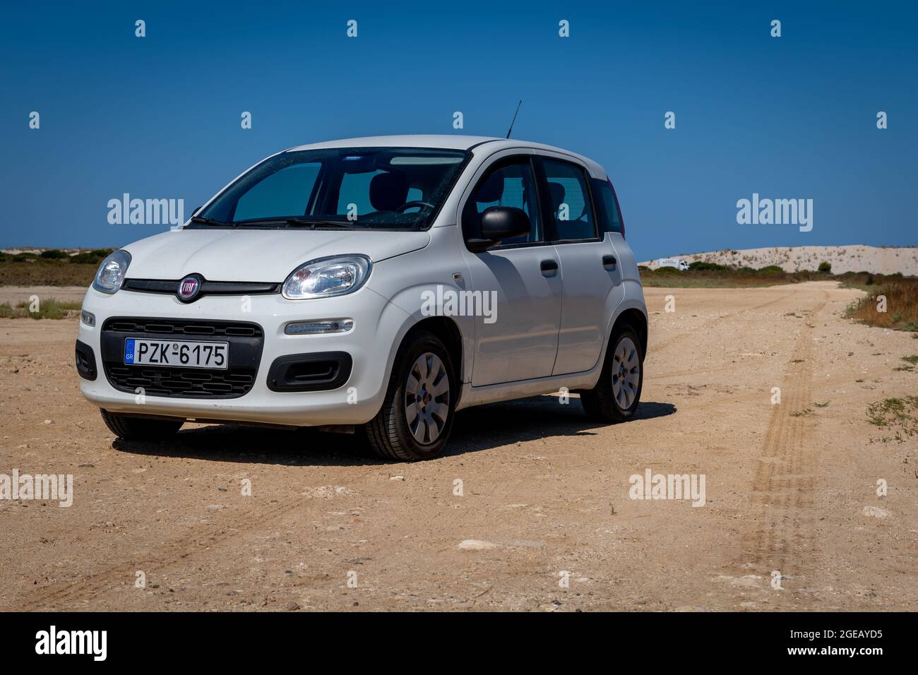 Insel Lefkada. Griechenland- 08.05.2021: Ein Fiat Panda im Gelände auf trockener dirk-Strecke. Stockfoto