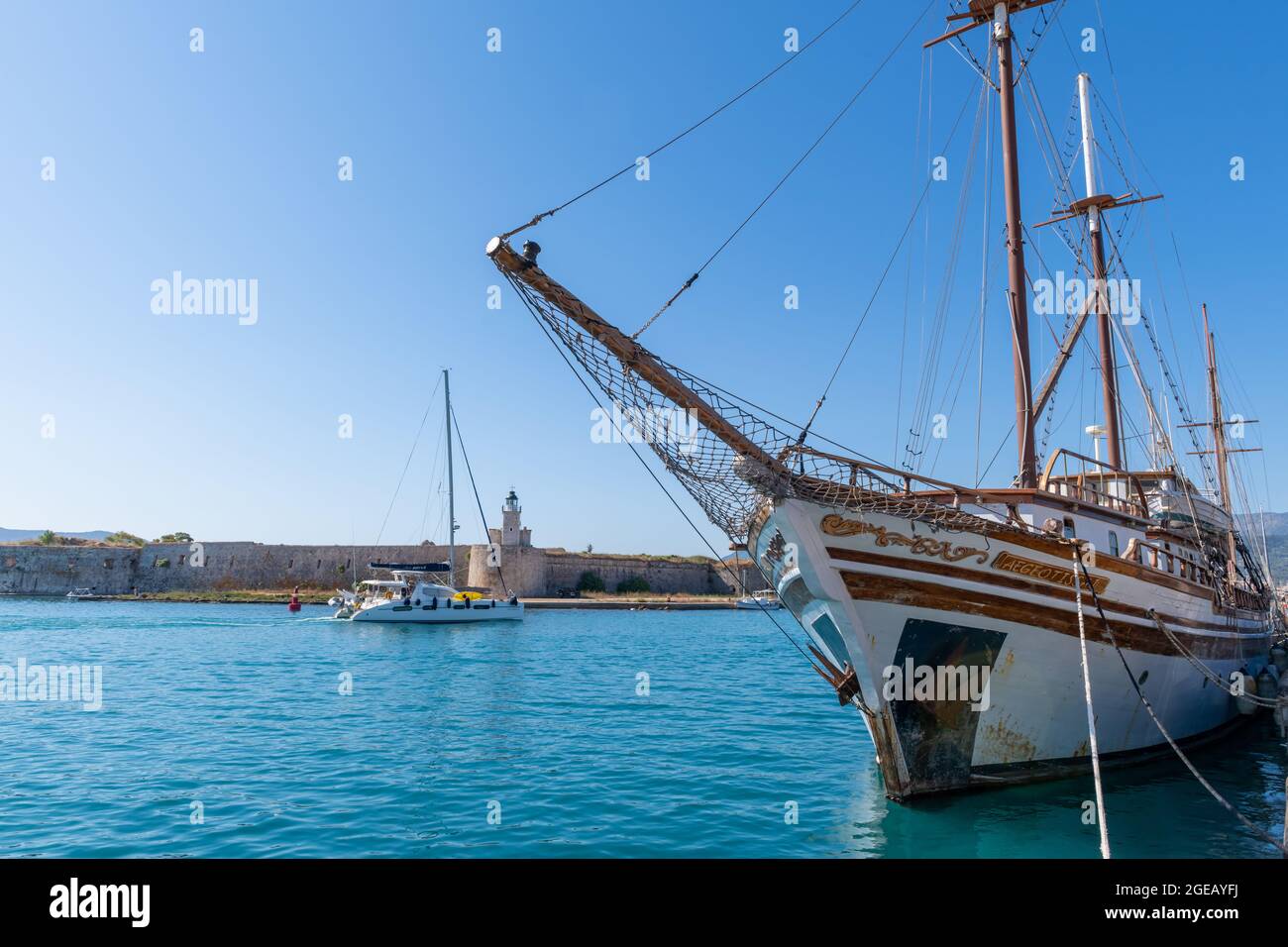 Insel Lefkada. Griechenland- 08.06.2021: Ein altes Segelschiff aus Holz, das von der Burg Agia Mavra vertäut wurde. Stockfoto