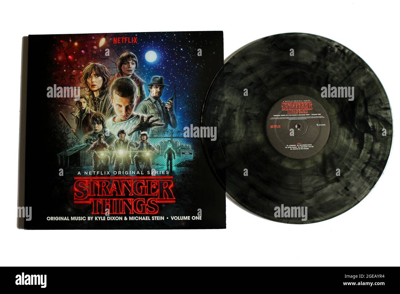 Stranger Things Volume One Soundtrack auf Vinyl-Schallplatte von der tv-Show auf Netflix. Das Vinyl-Design ist schwarz und klar mit Raucheffekt. Al Stockfoto