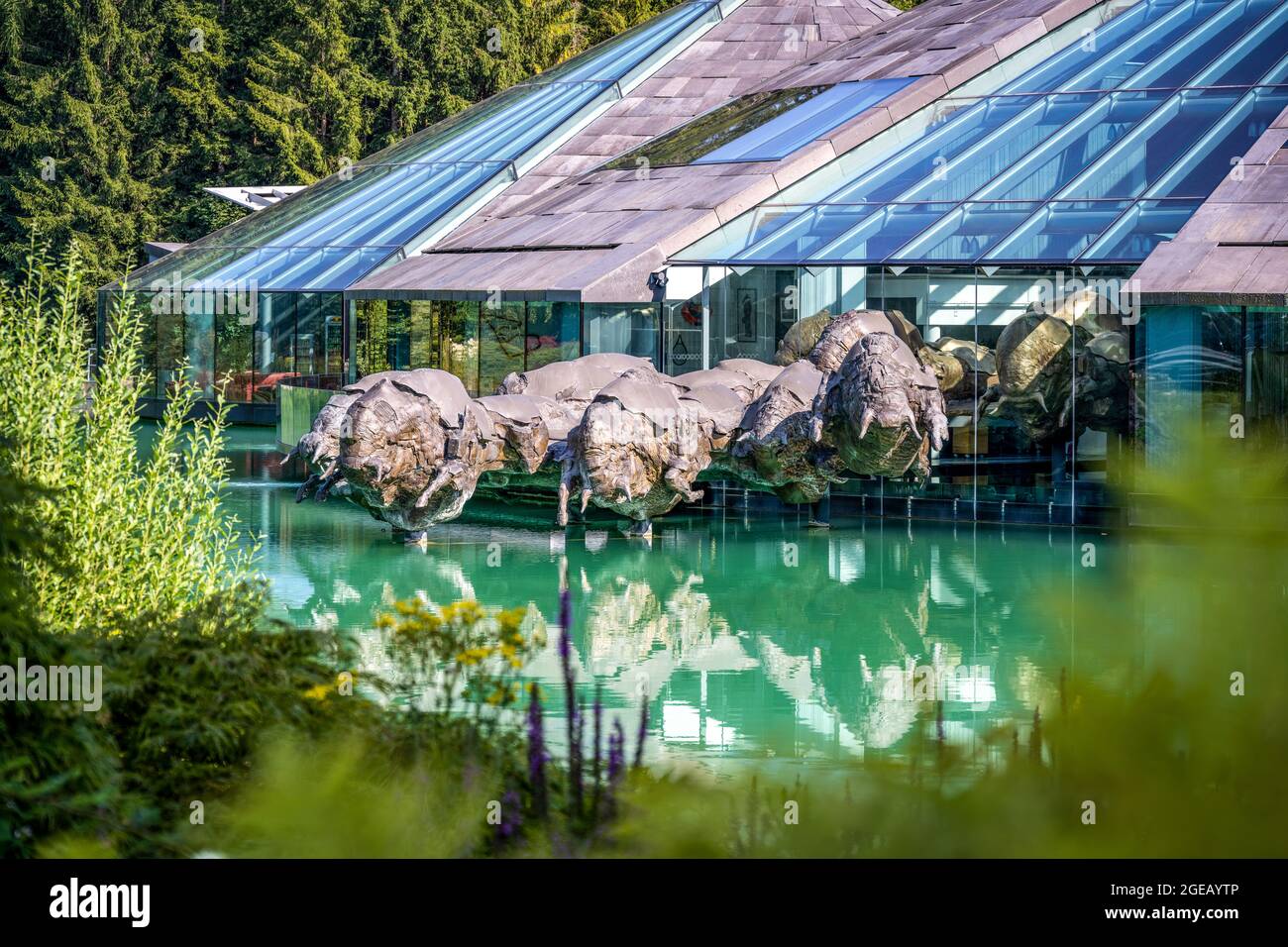 Red Bull Headquarters der Komplex mit den vulkanartigen Gebäuden an der