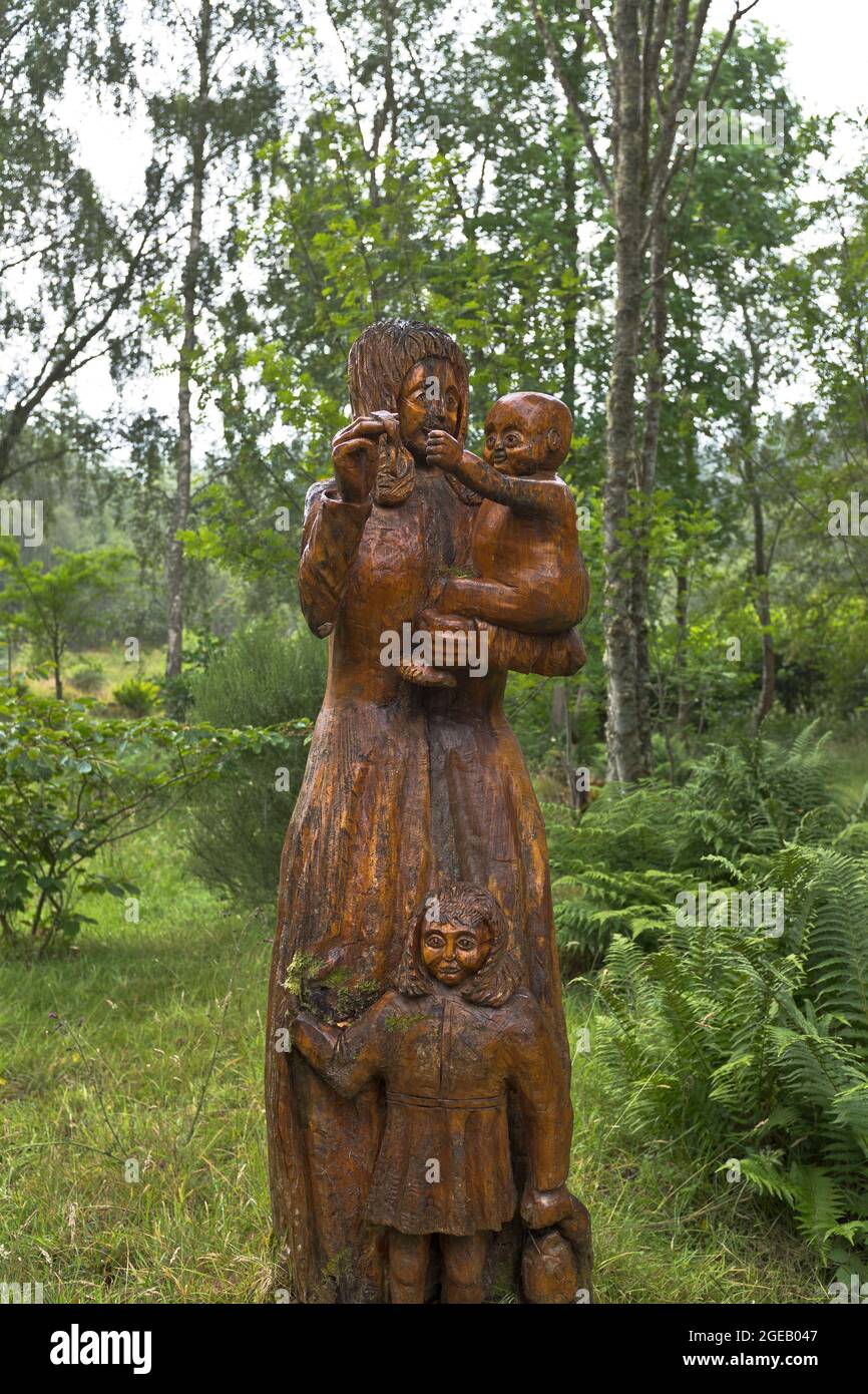 dh Blackmuir Holz STRATHPEFFER OSTERN ROSS CROMARTY Schottische geschnitzte Skulpturen auf Waldweg Schottland Stockfoto