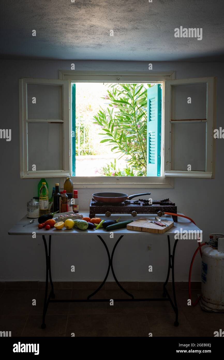Eine rustikale Küche in einem alten griechischen Dorfhaus. Stockfoto