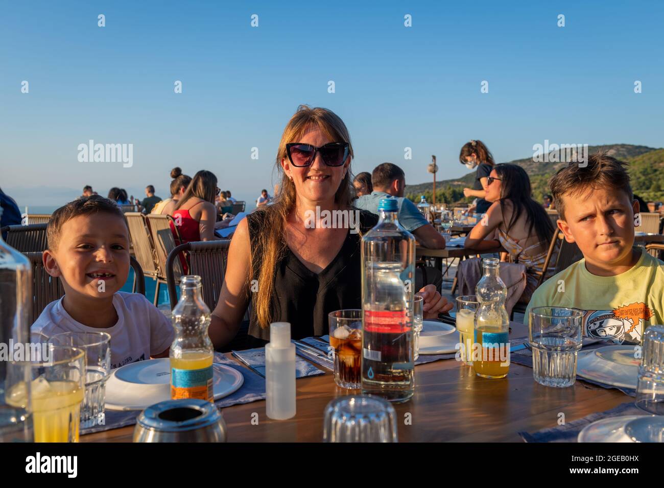 Insel Lefkada. UK- 08.07.2021: Familie und Freunde auf Urlaub Essen im Restaurant. Stockfoto