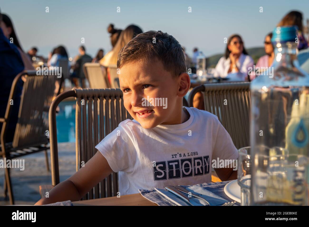 Insel Lefkada. UK- 08.07.2021: Familie und Freunde auf Urlaub Essen im Restaurant. Stockfoto