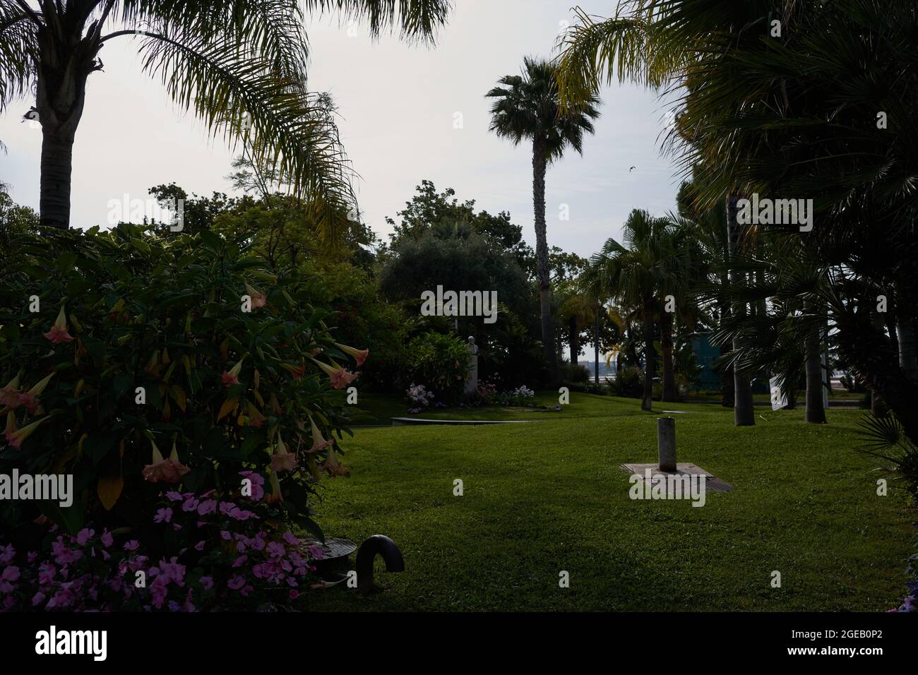 Cannes, Frankreich - 16. Juni 2021 - das Denkmal des ehemaligen Premierministers und späteren Präsidenten Georges Centre in Cannes an einem sonnigen Frühlingsmorgen Stockfoto