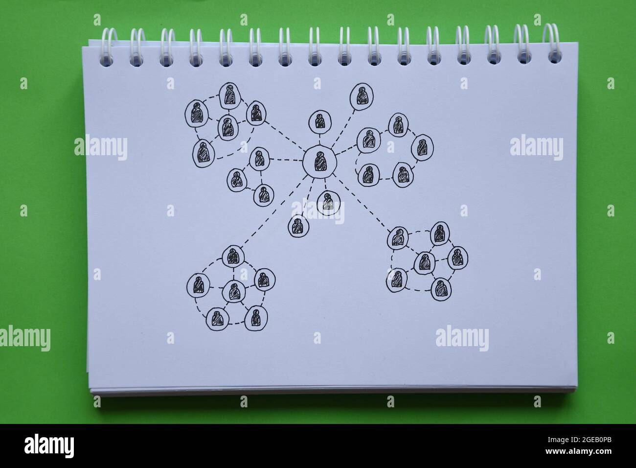 Overhead-Foto eines Notizbuchs mit einer Zeichnung eines sozialen Netzwerks Stockfoto