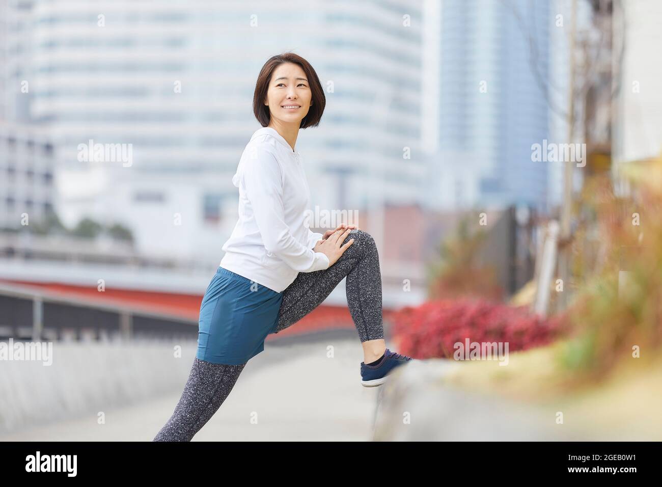 Japanische Frau, die draußen trainiert Stockfoto