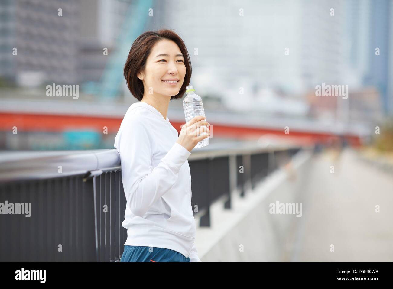 Japanische Frau, die draußen trainiert Stockfoto