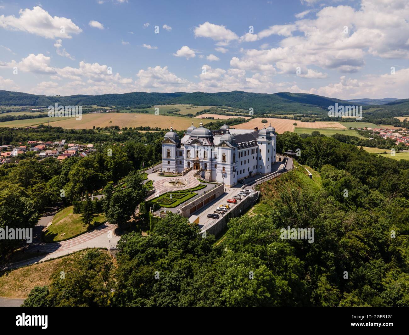 Luftaufnahme der Burg Halicsky im Dorf Halic in der Slowakei Stockfoto