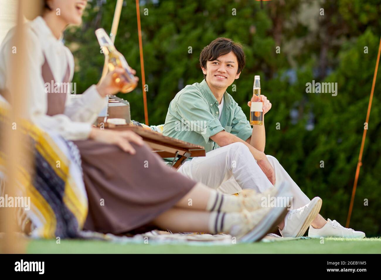 Japanische Freunde mit einer Party im Garten Stockfoto